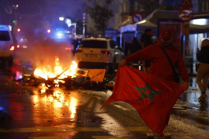 Młodzi Belgowie, w większości marokańskiego pochodzenia, niszczyli w centrum Brukseli samochody oraz podpalali elektryczne hulajnogi /PAP/EPA/STEPHANIE LECOCQ /PAP/EPA